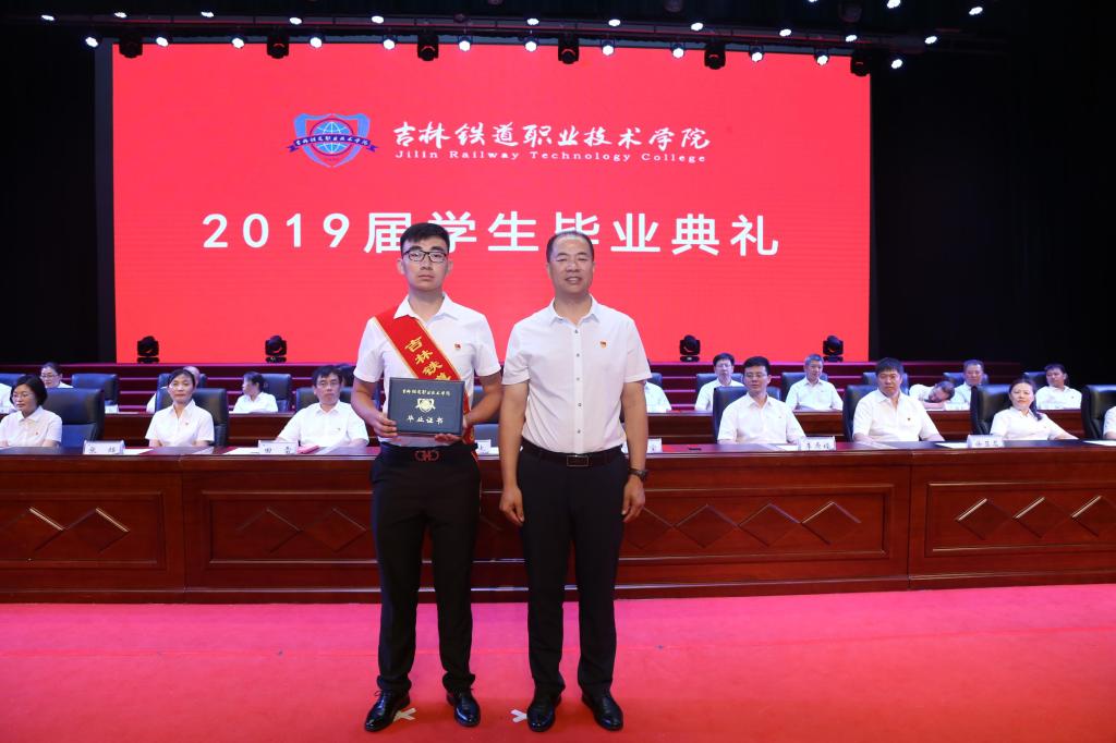 党委副书记、校长曹炳志为毕业生代表颁奖