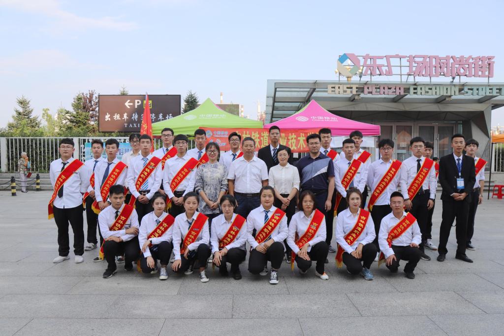 学校党委副书记徐彤宝到火车站看望迎新生工作人员和学生志愿者