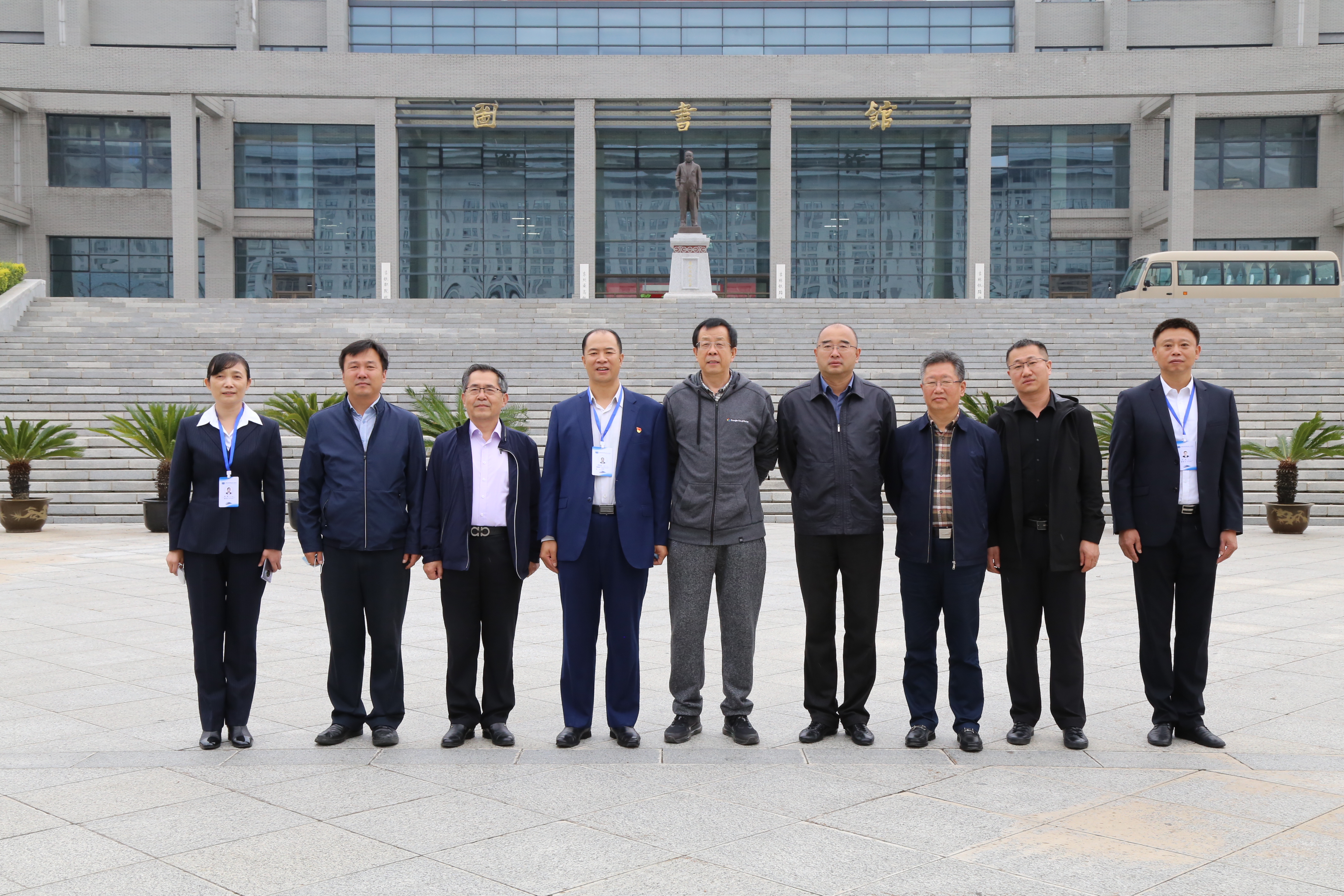 校领导陪同验收组考察学校图书馆