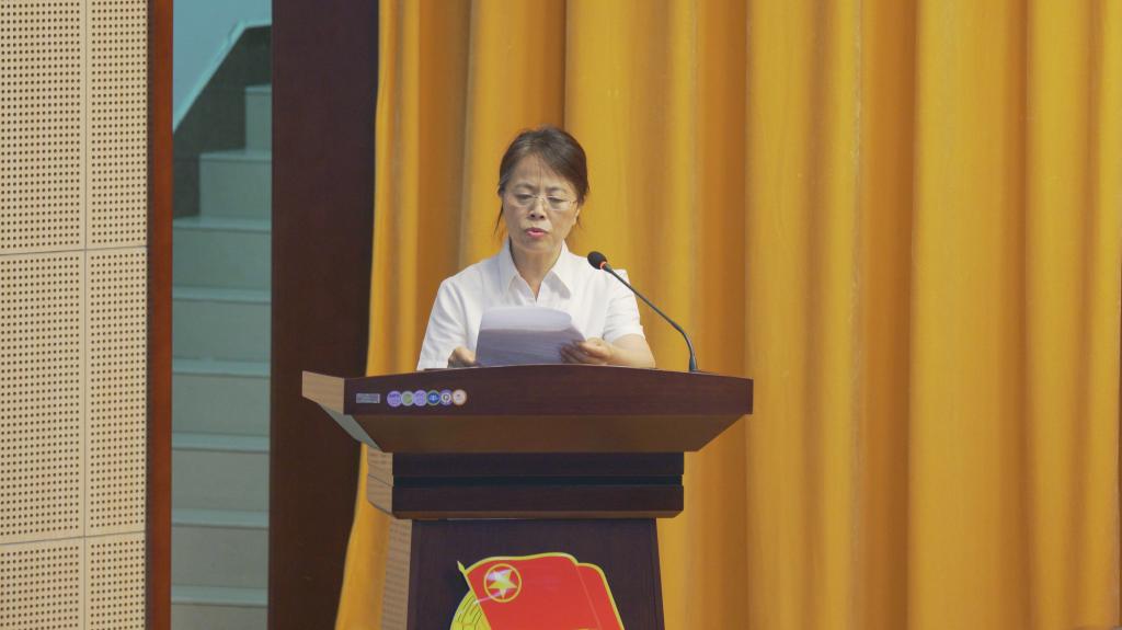 学院工会主席于素芳代表学院群团组织向大会致贺词