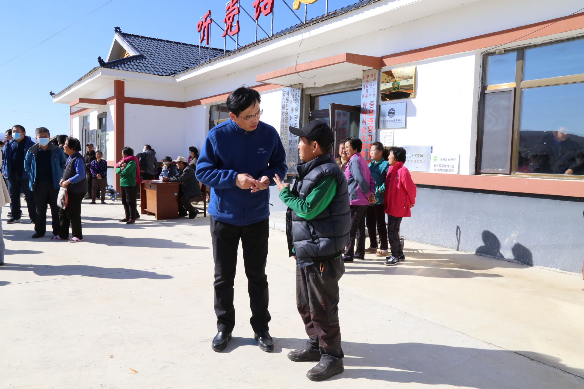 副校长田雷和包保户李锦哲交谈