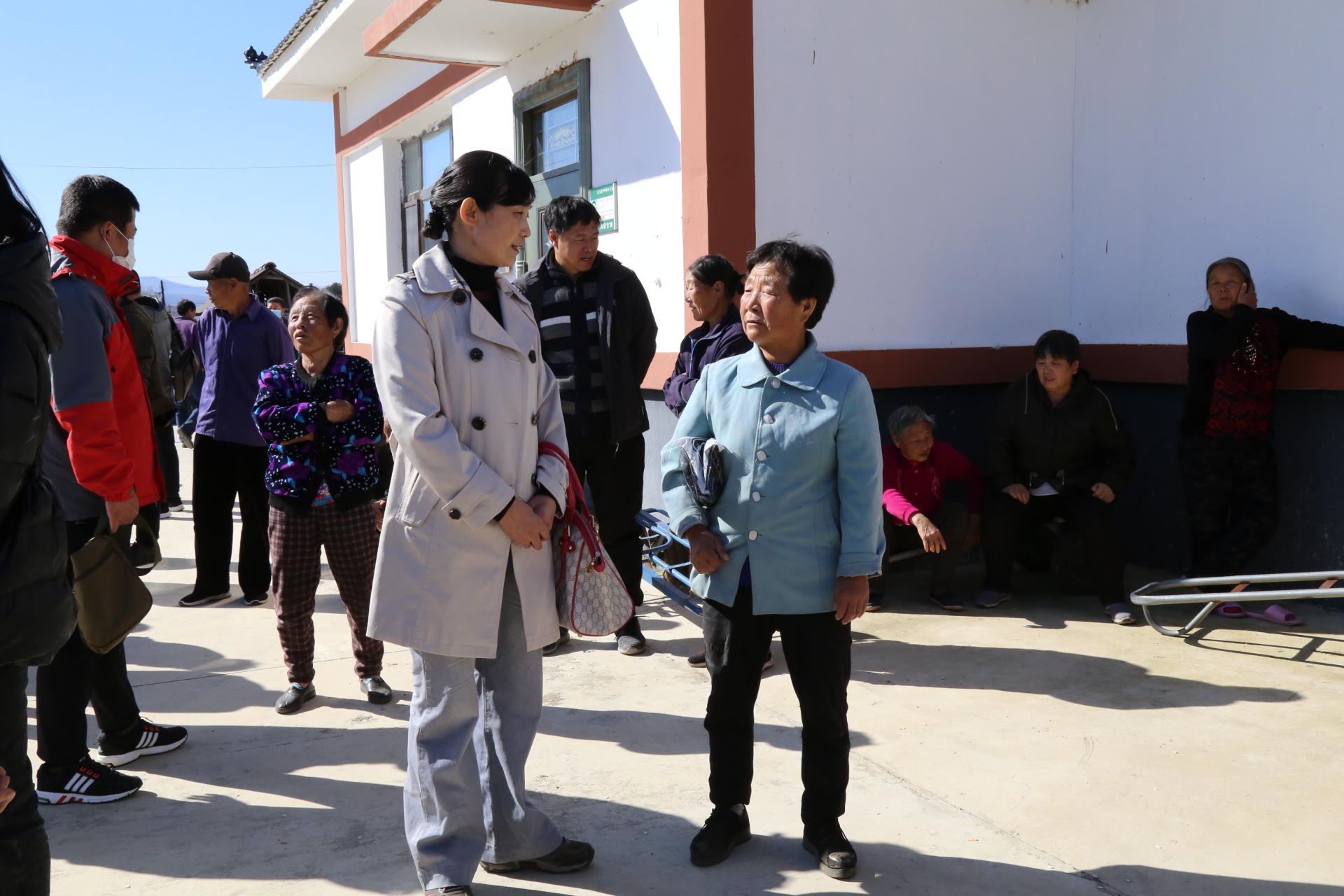 副校长张辉和包保户王金凤交谈