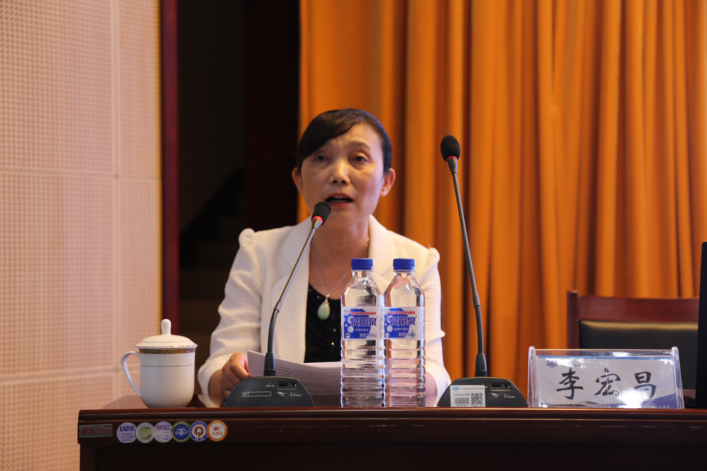 副校长张辉主持报告会