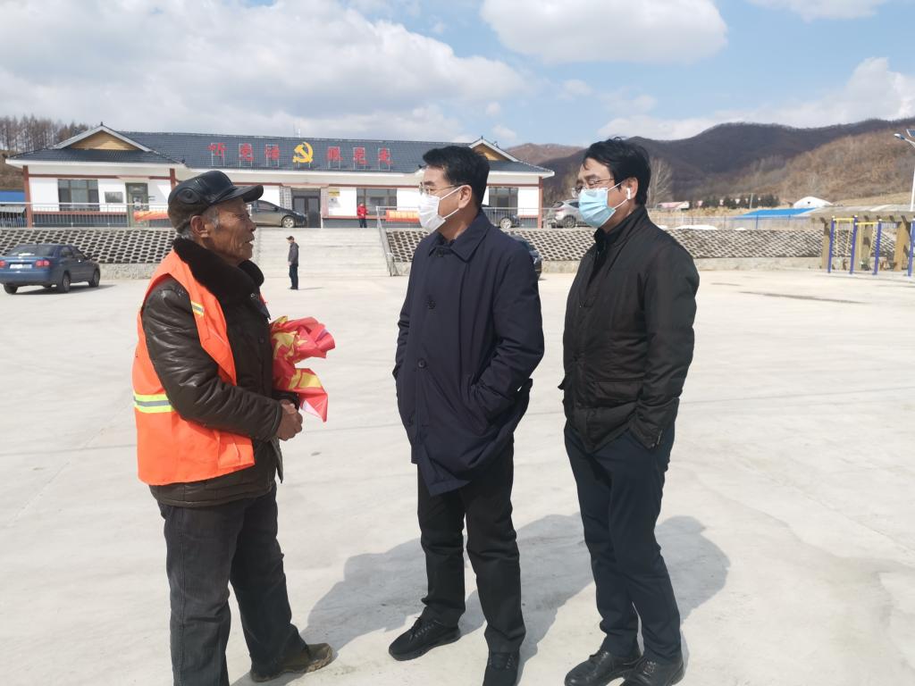 党委书记胡越平、副校长田雷与贫困户候万财交谈