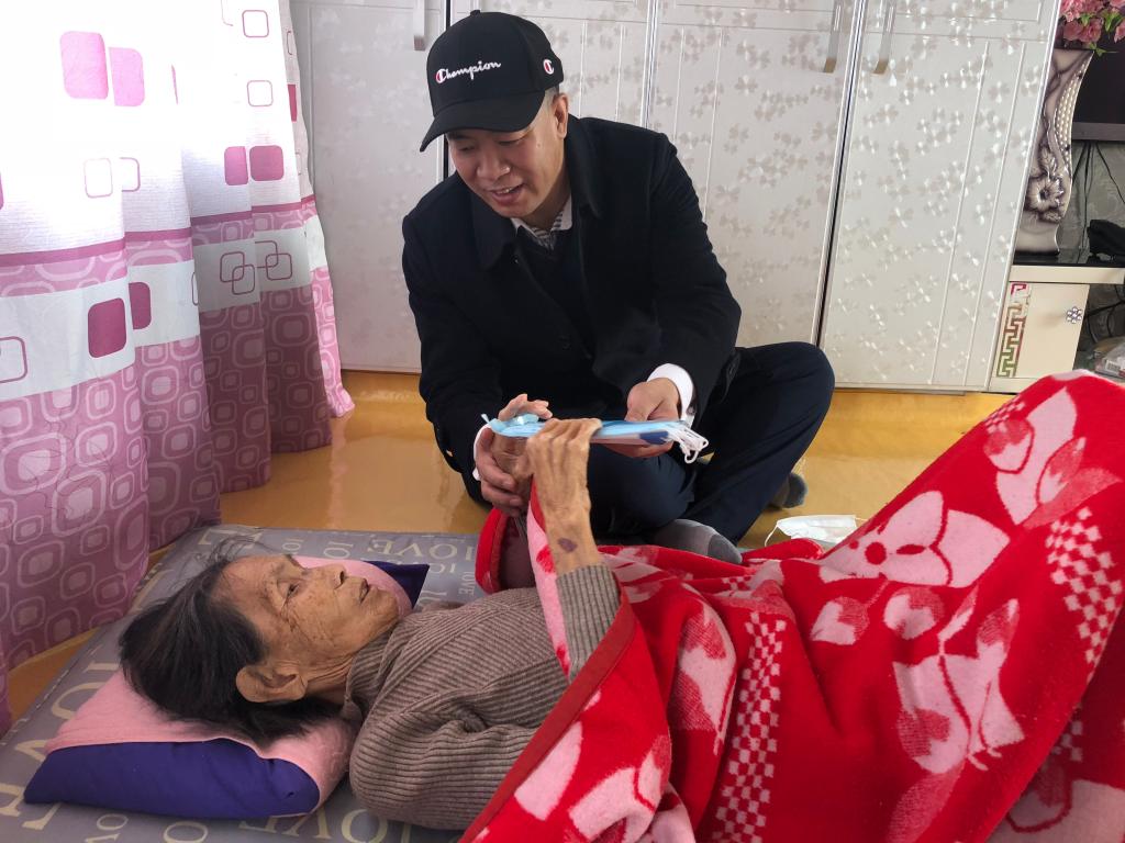 校长曹炳志看望贫困户朴今实