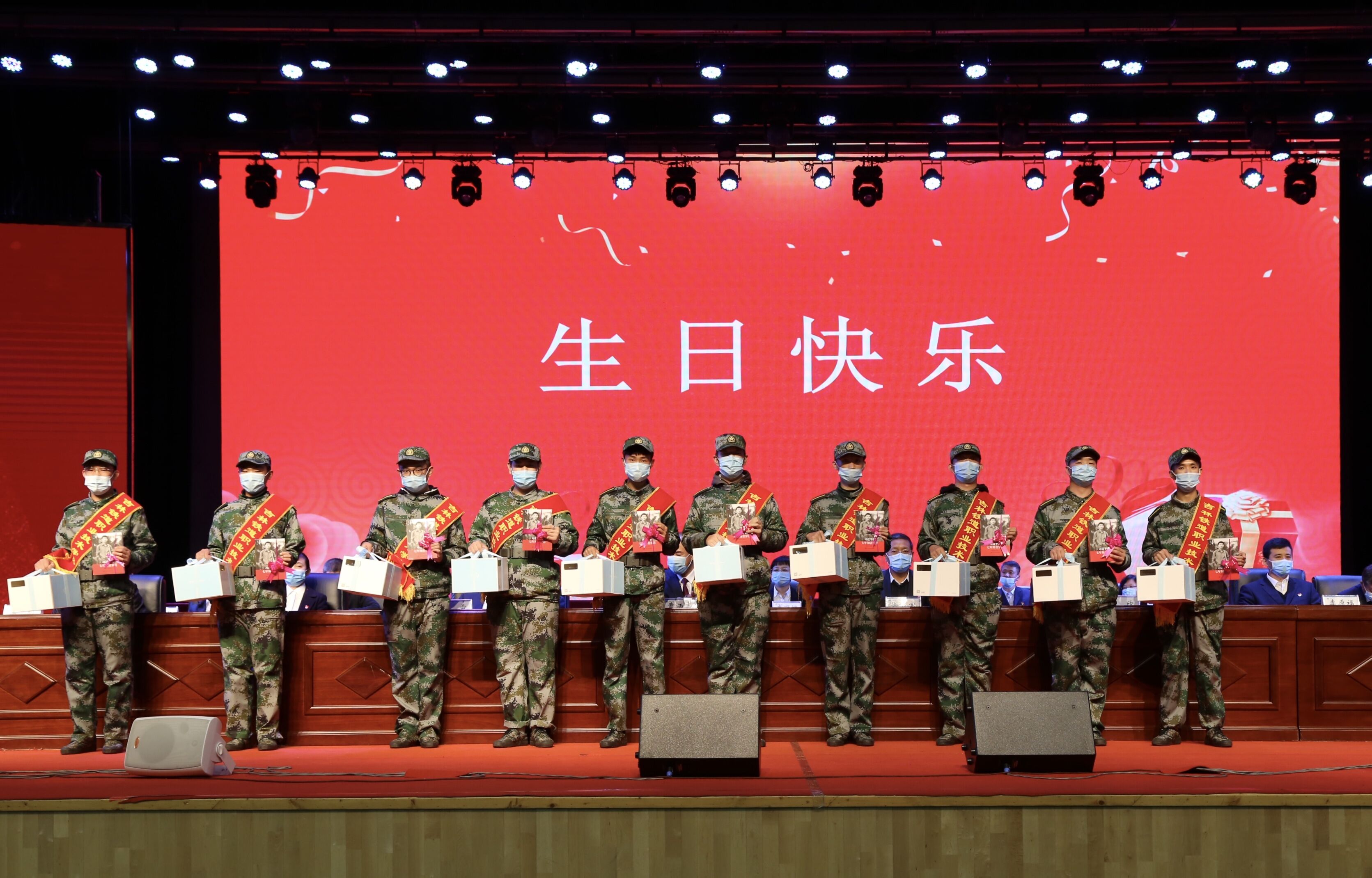 学校领导为开学典礼当天过生日的同学送去送去的生日礼物——《习近平的七年知青岁月》一书、生日蛋糕以及生日祝福