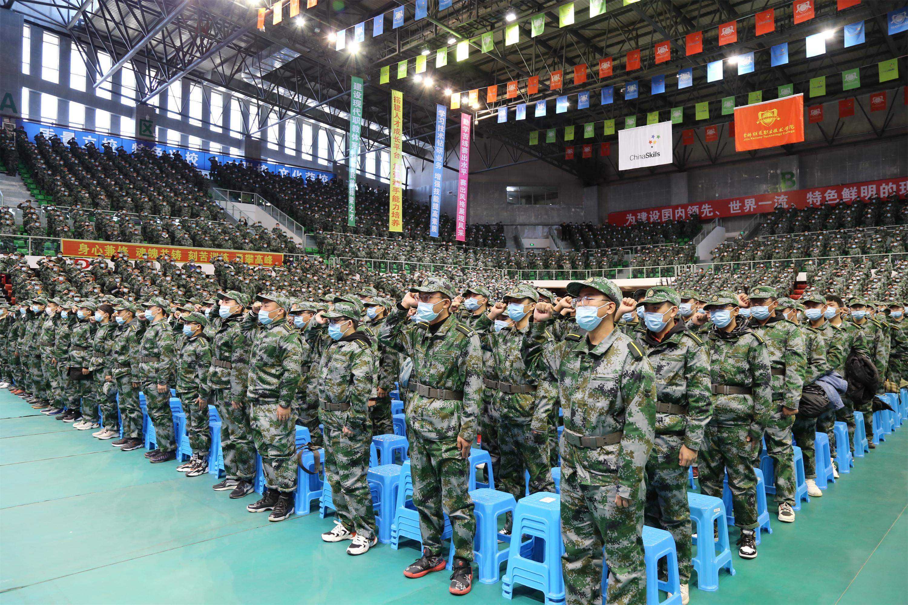 学校2020级全体新生进行入学宣誓仪式