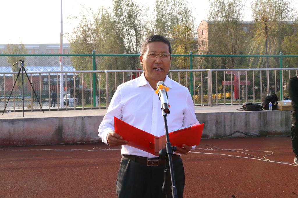 徐彤宝主持升旗仪式