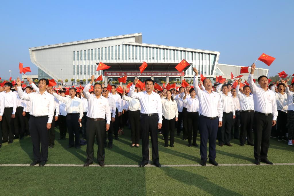 师生同唱《歌唱祖国》