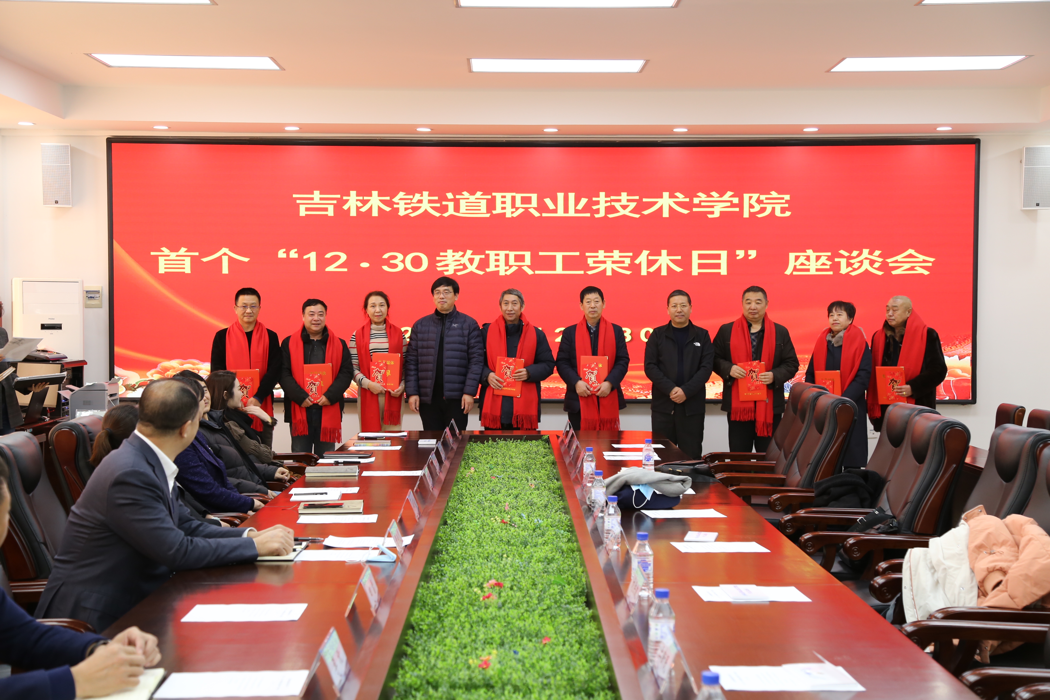 徐彤宝副书记、田雷副校长为荣休教职工颁发荣休金