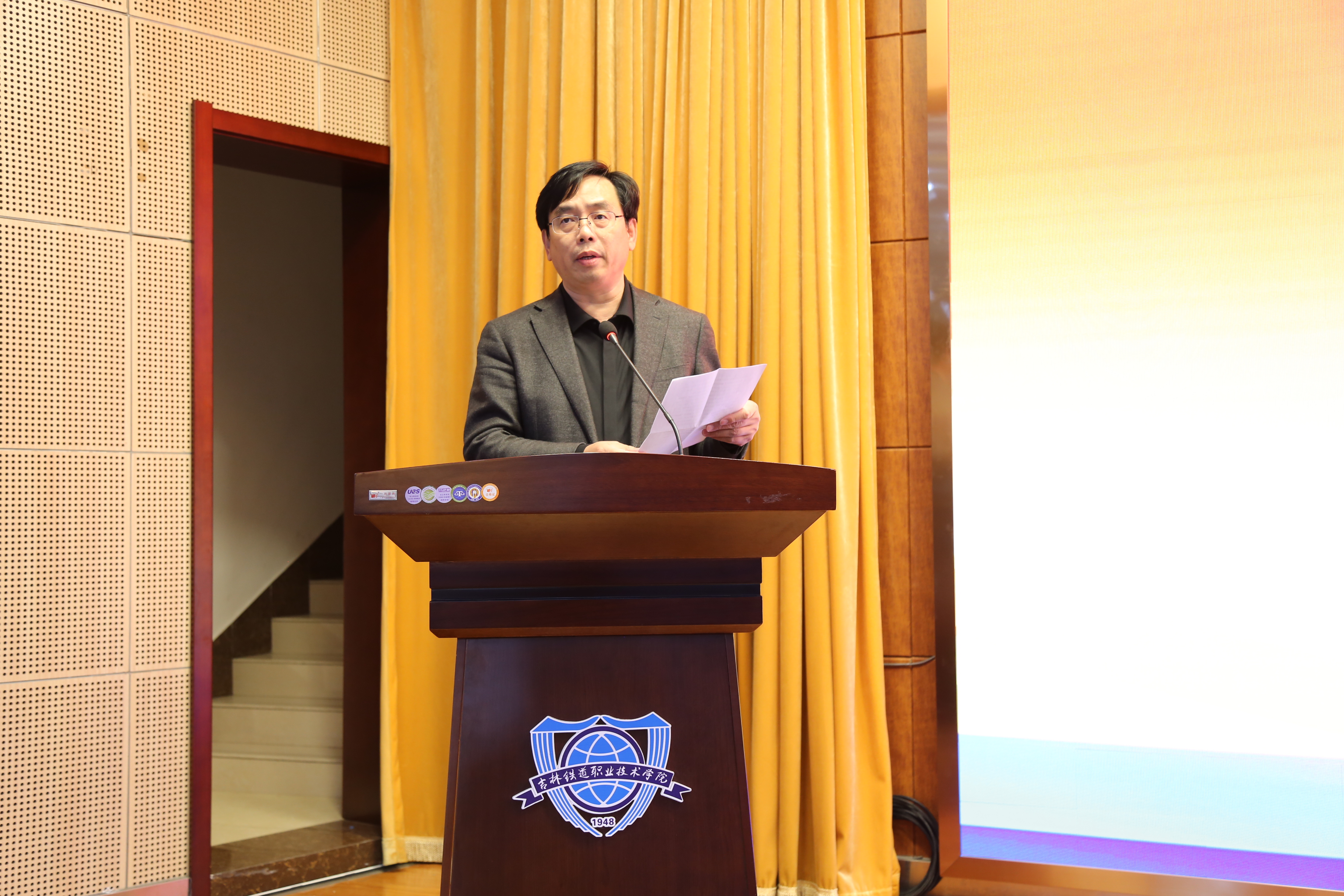 副校长田雷介绍读书节情况