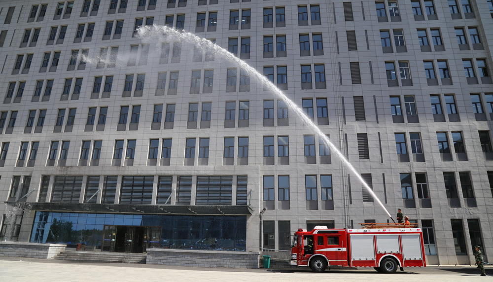 消防车喷水模拟灭火