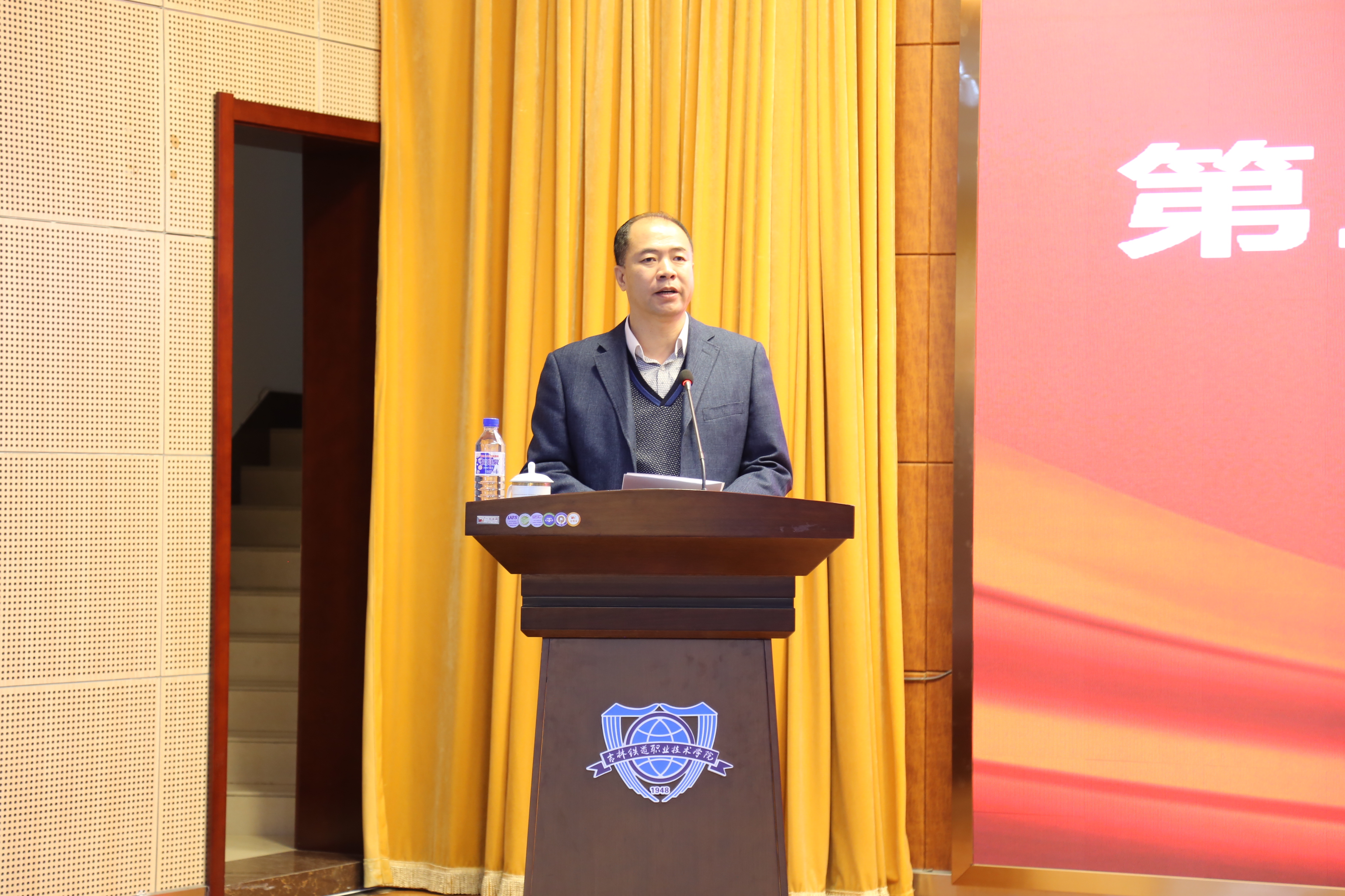 校长曹炳志发表讲话