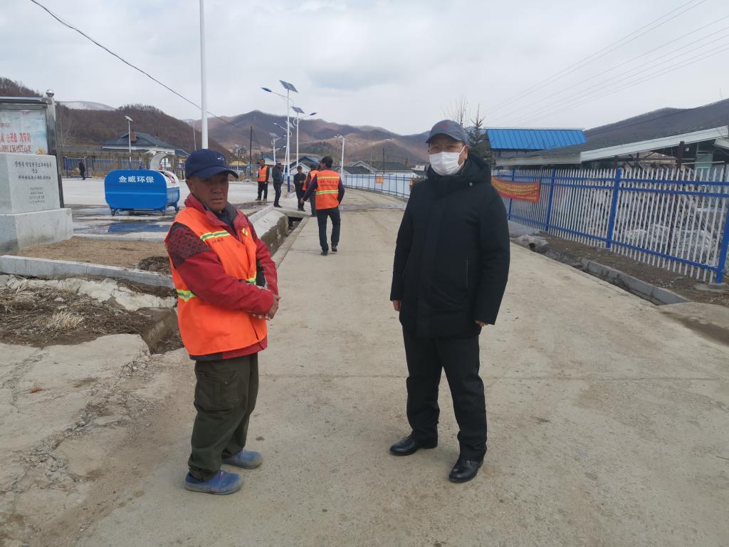 党委副书记徐彤宝和贫困户朴洪洙交谈