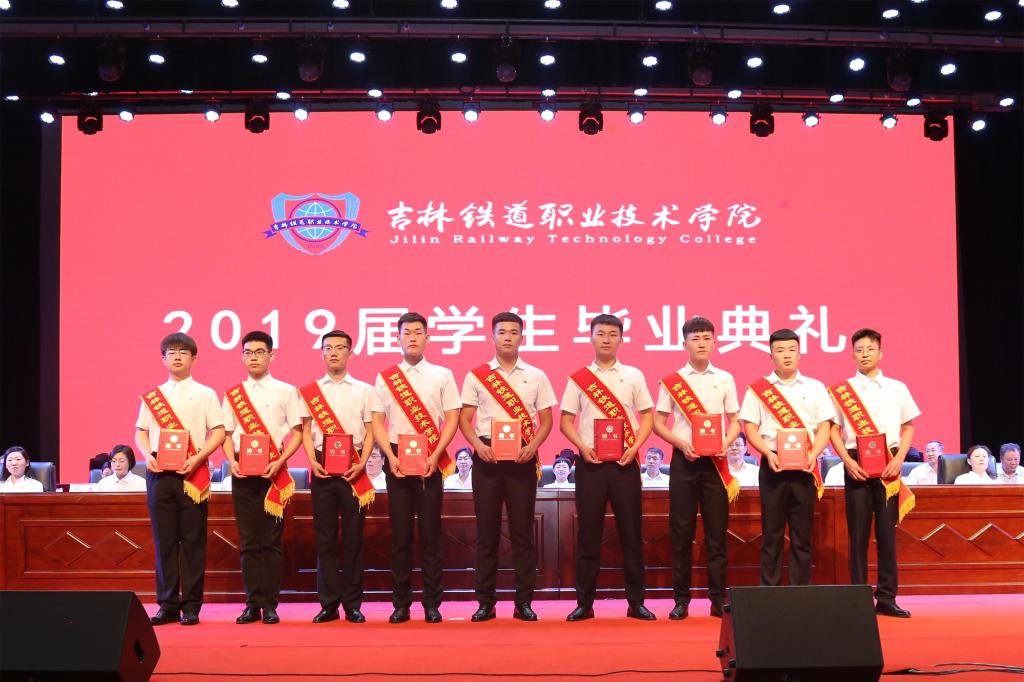 校友联络员领取聘书和校友卡