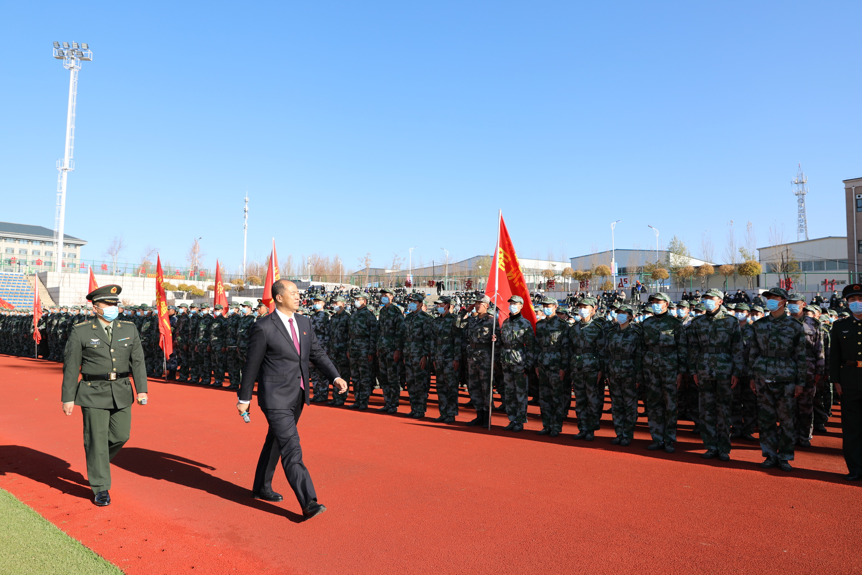 党委副书记、校长曹炳志检阅参训各营连