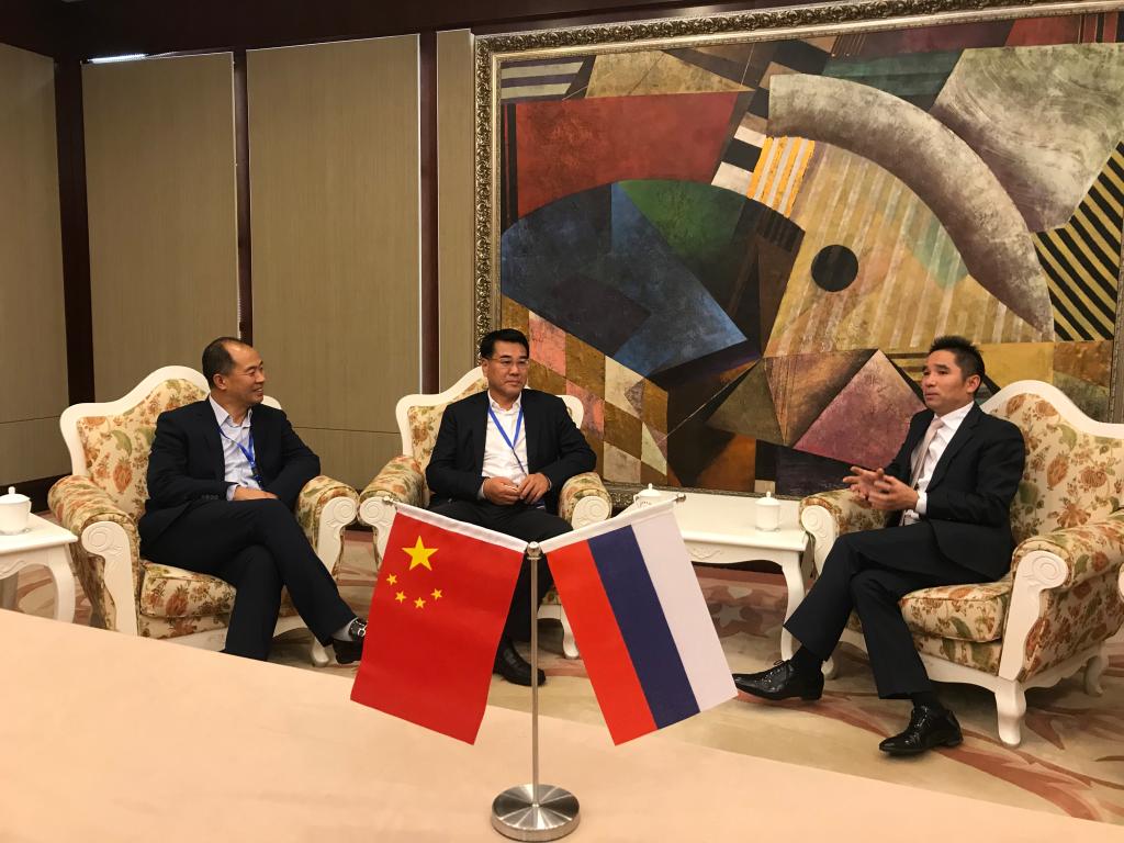 我校领导与欧亚国际协会会长冯耀武进行交流