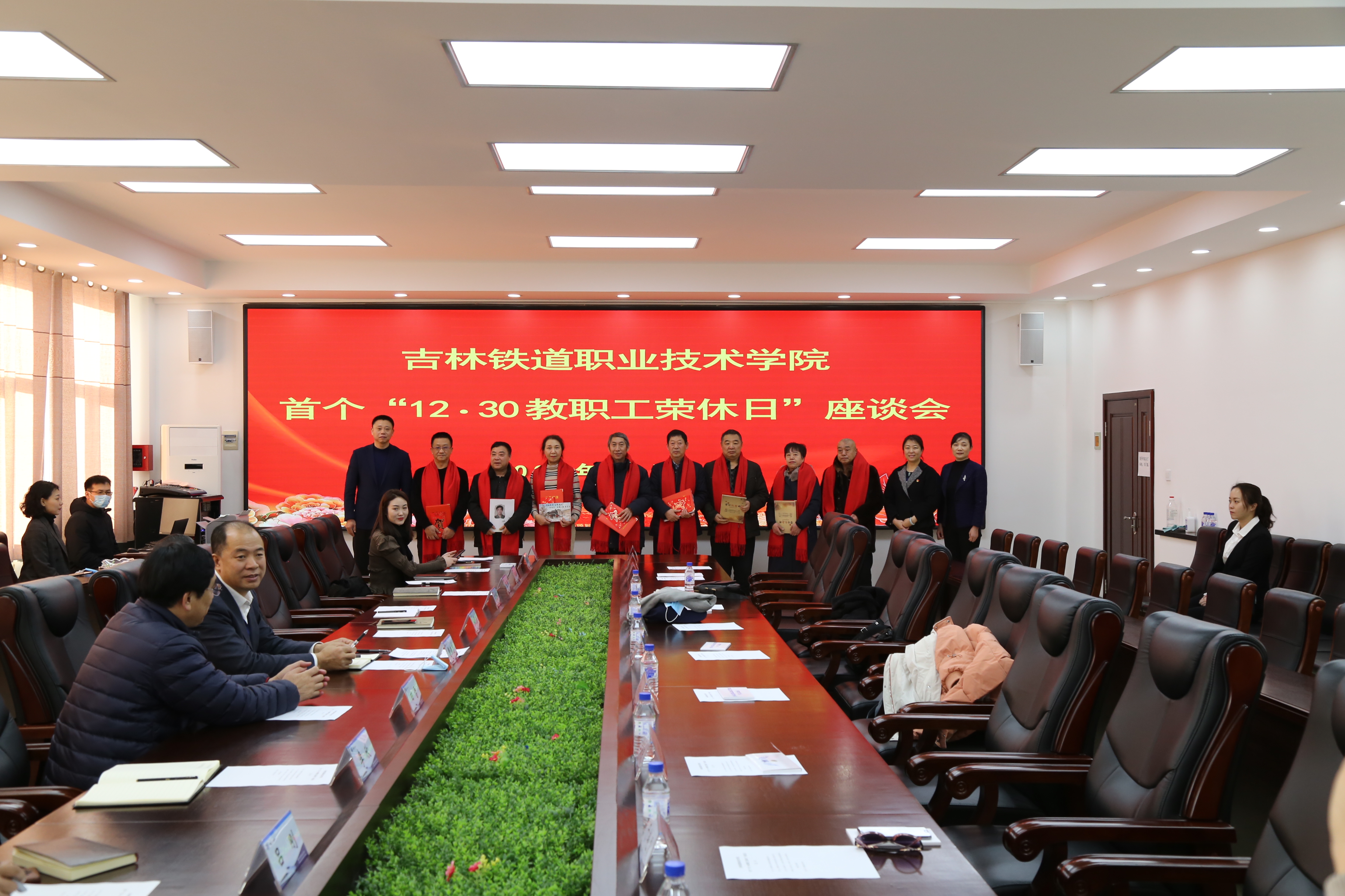 苏春年书记、李欣副校长、张辉副校长为荣休教职工颁发工作写真相册