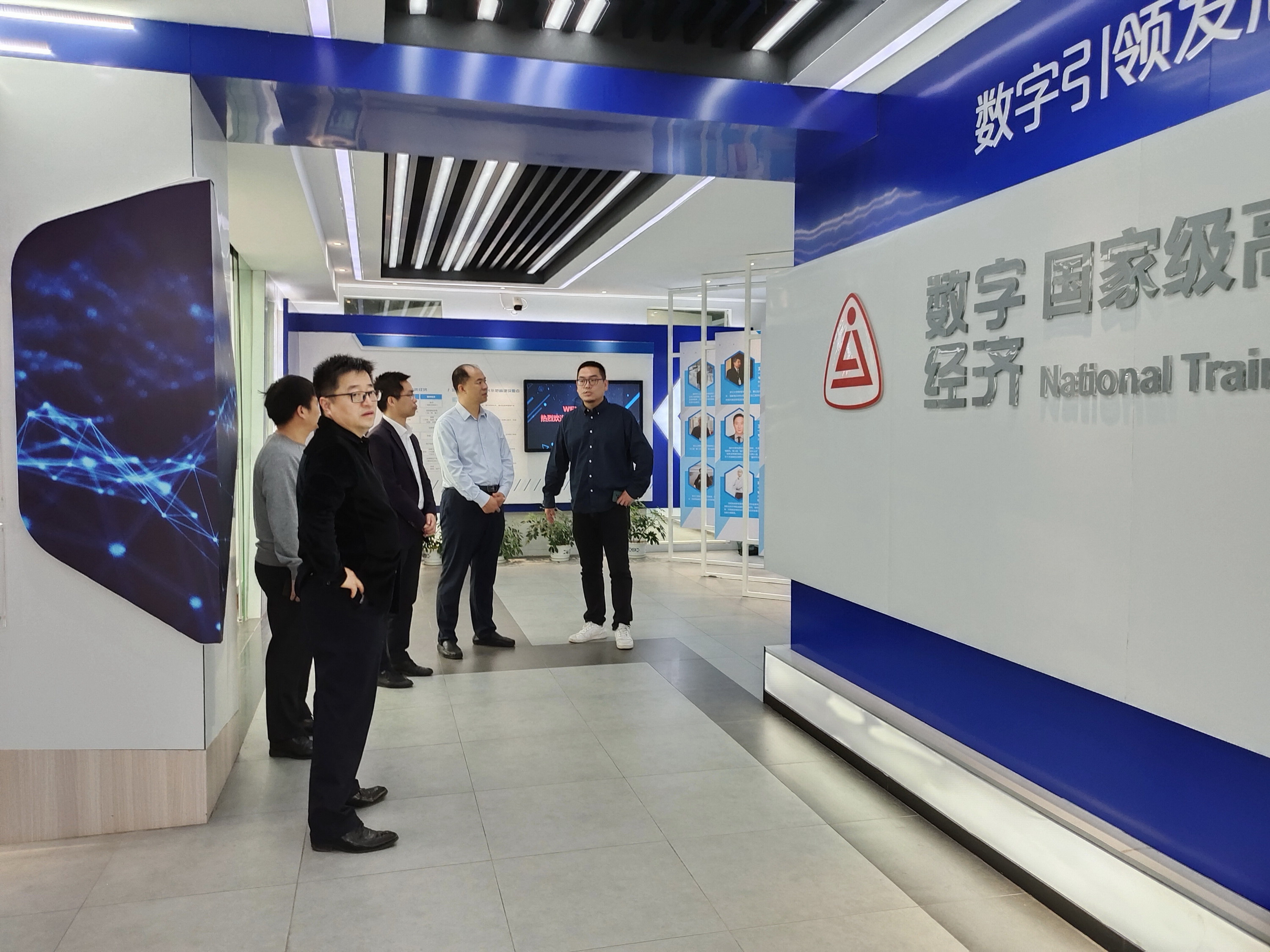 校长曹炳志一行参观浙江工贸职业技术学院浙江省创意园区