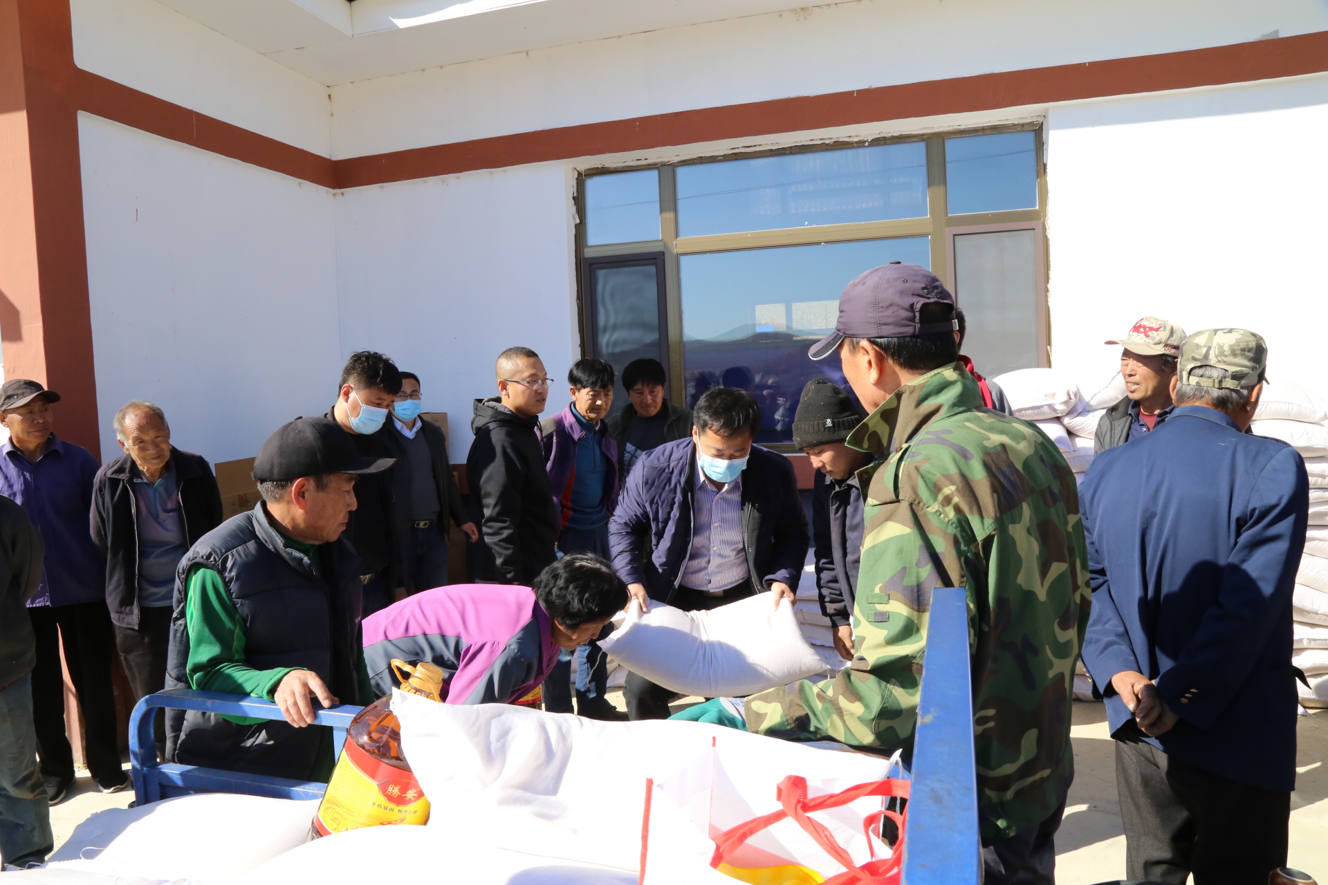 帮扶责任人向贫困户发放慰问品