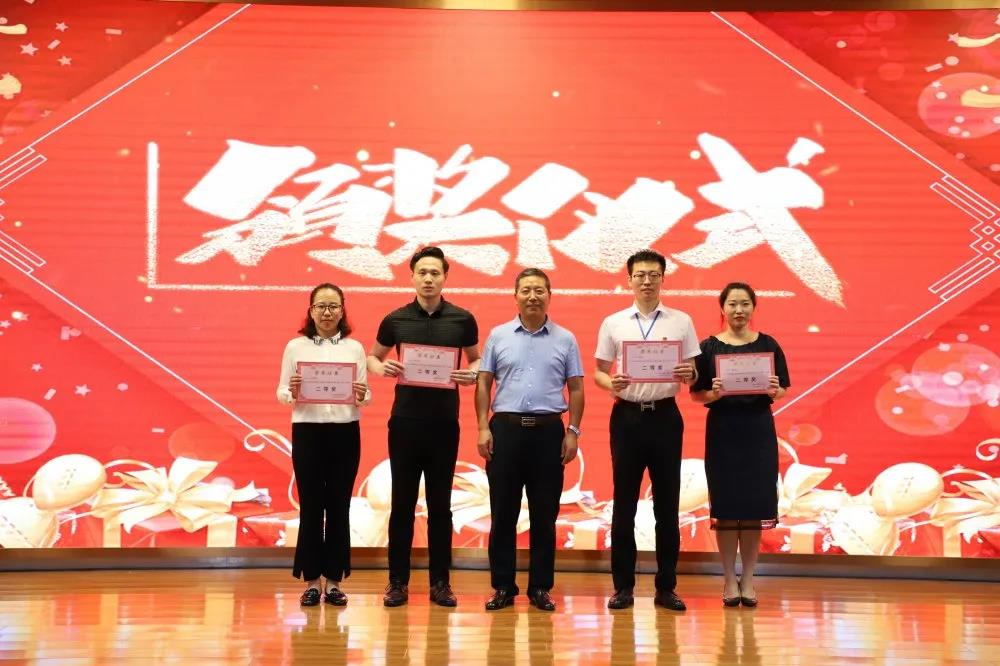 党委副书记徐彤宝为获得大赛二等奖的选手颁奖