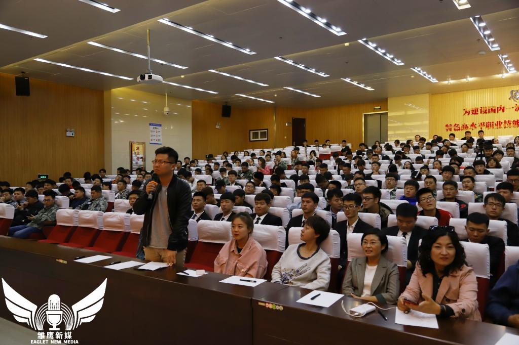 城市轨道交通学院团委书记郭馥铭作点评发言