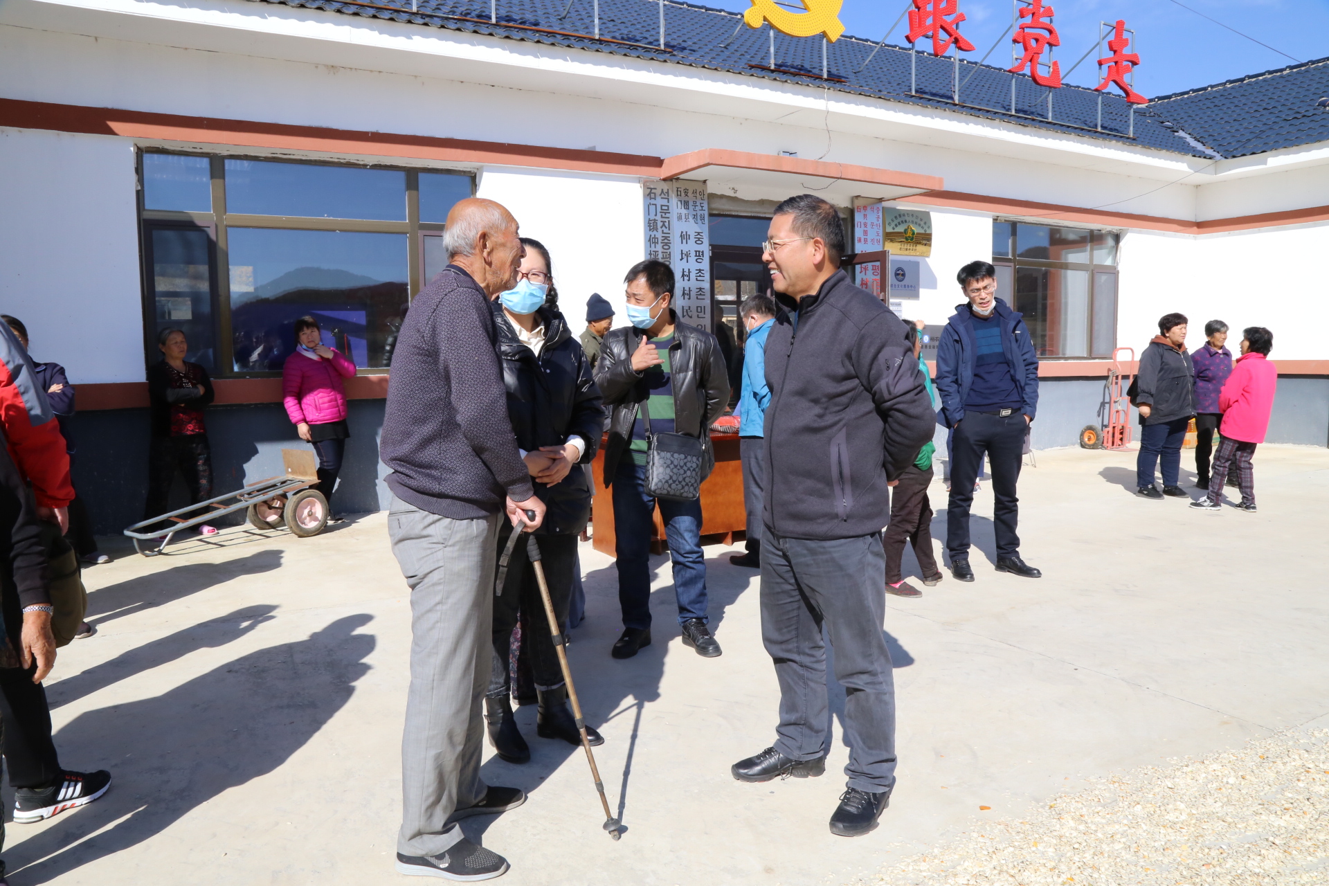 党委副书记徐彤宝与贫困户纪鸿发交谈