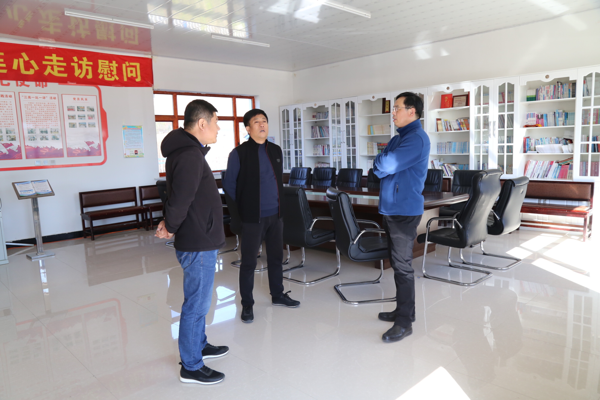 副校长田雷和安图县委宣传部部长金东源、石门镇党委书记金日一起展望乡村振兴