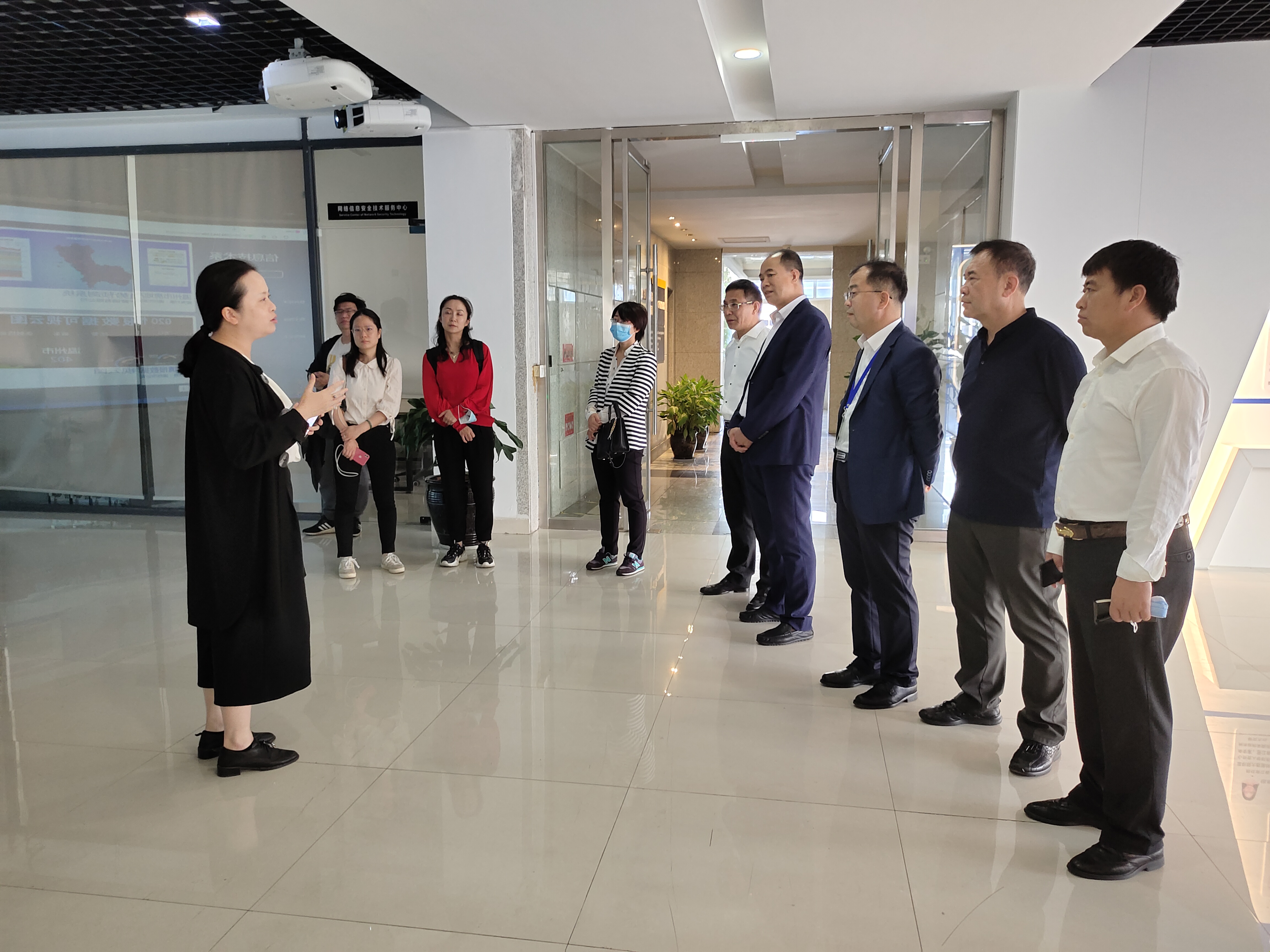 校长曹炳志一行参观温职院校企合作科研创新平台