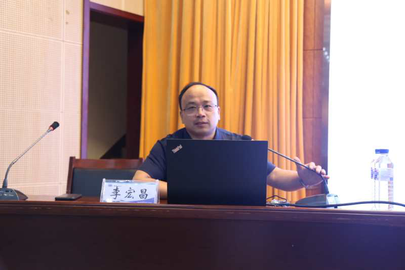 淄博职业学院“双高办”执行主任、科技与规划发展处处长、高职教育研究所所长李宏昌教授做讲座