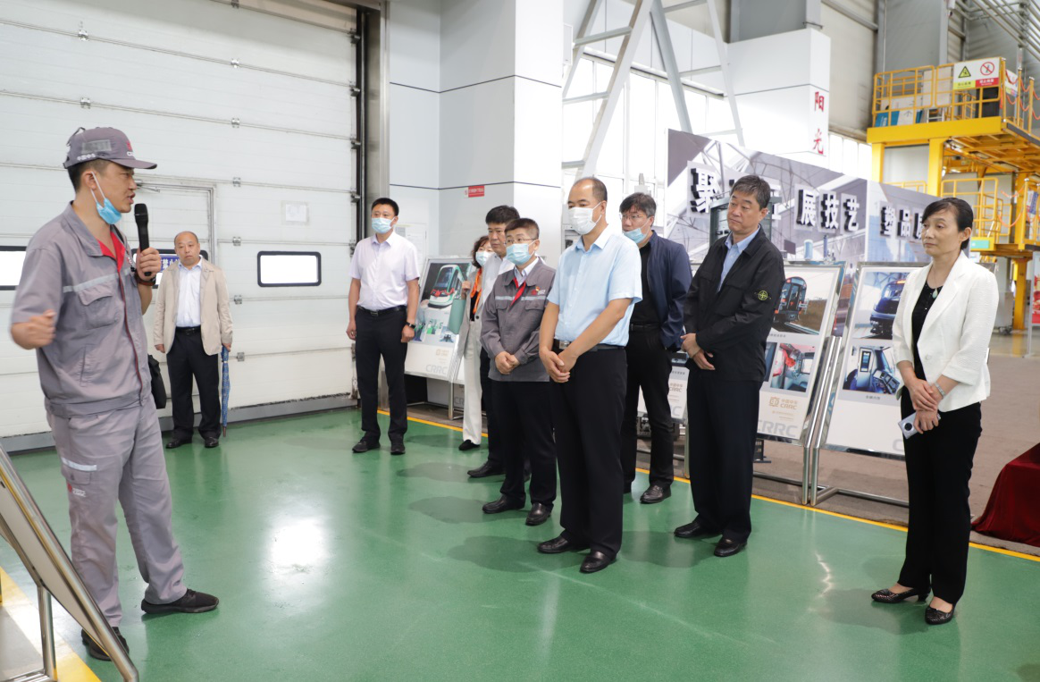 学校走访人员一行参观了轨道车间的生产车间