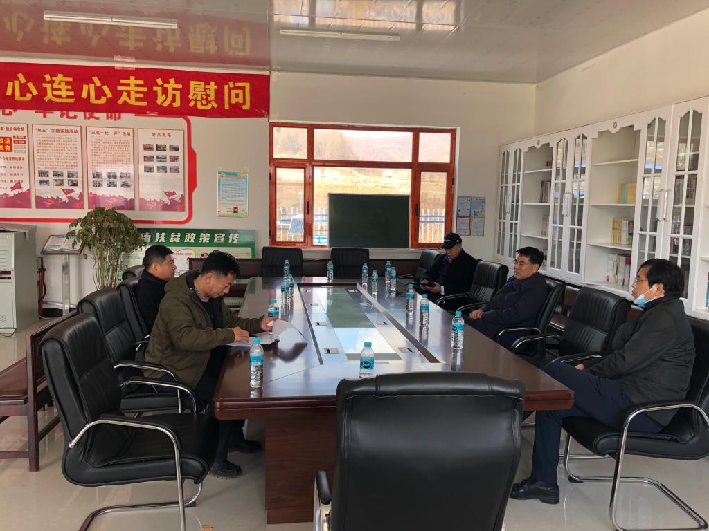 学校党委书记胡越平、校长曹炳志、副校长田雷听取石门镇党委书记金日、驻村第一书记付德才汇报