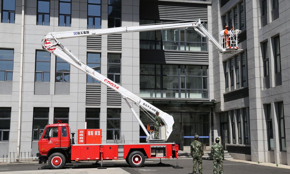 云梯车营救被困人员
