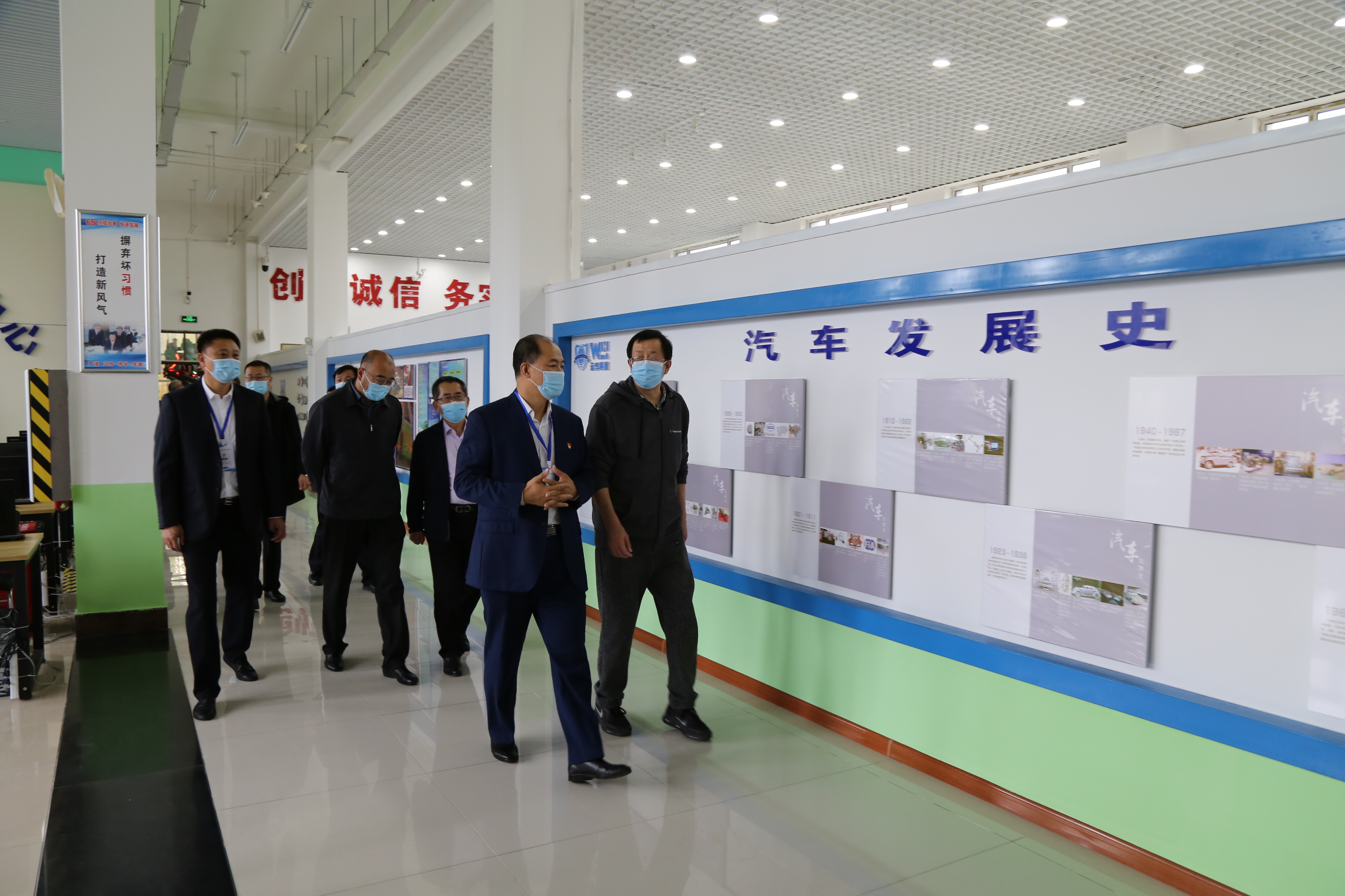 考察汽车检测与维修专业实训室