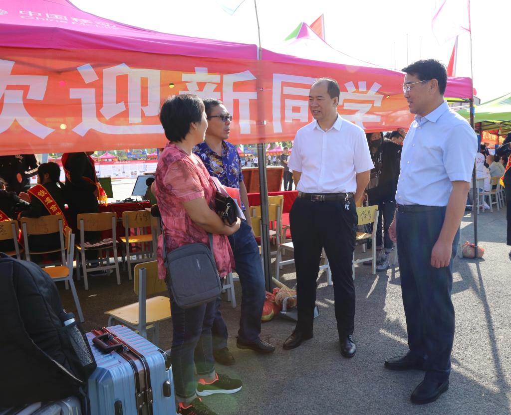 学校领导与新生家长交流